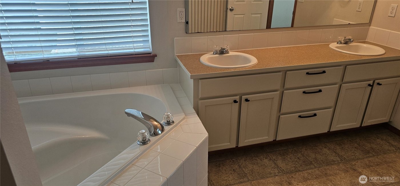 9131 Thea Rose Drive SE, Yelm, WA 98597