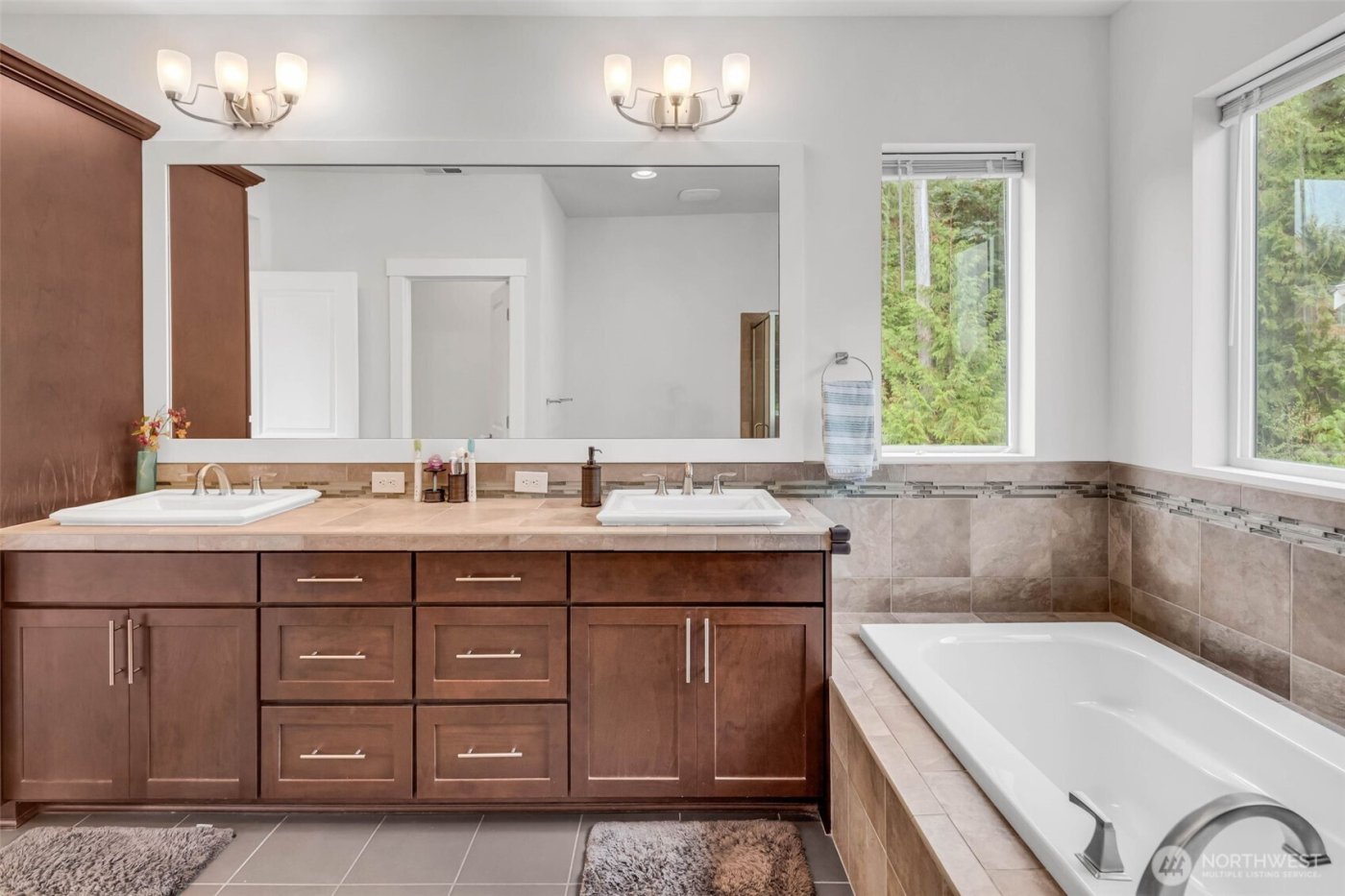 1705 NE Falls Dr , Issaquah, WA 98029-7822