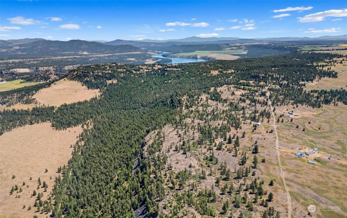 51200 E Whispering Pines Dr , Reardan, WA 99029