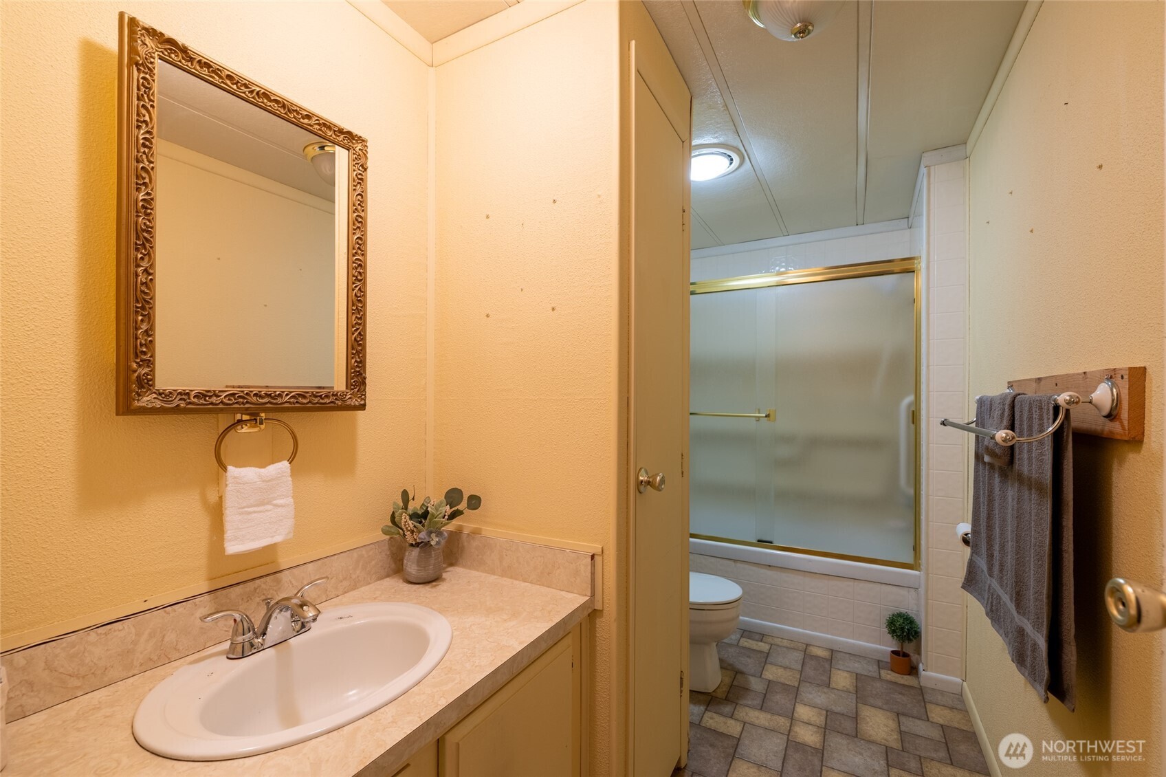 147 E Wood Avenue , Morton, WA 98356