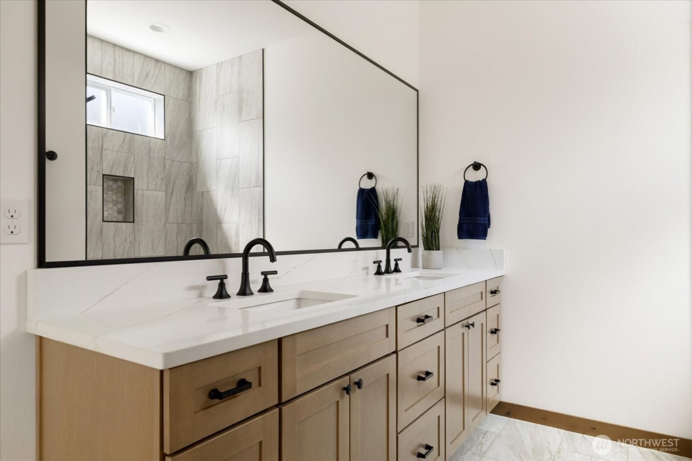 900 NW Shire Street , Oak Harbor, WA 98277