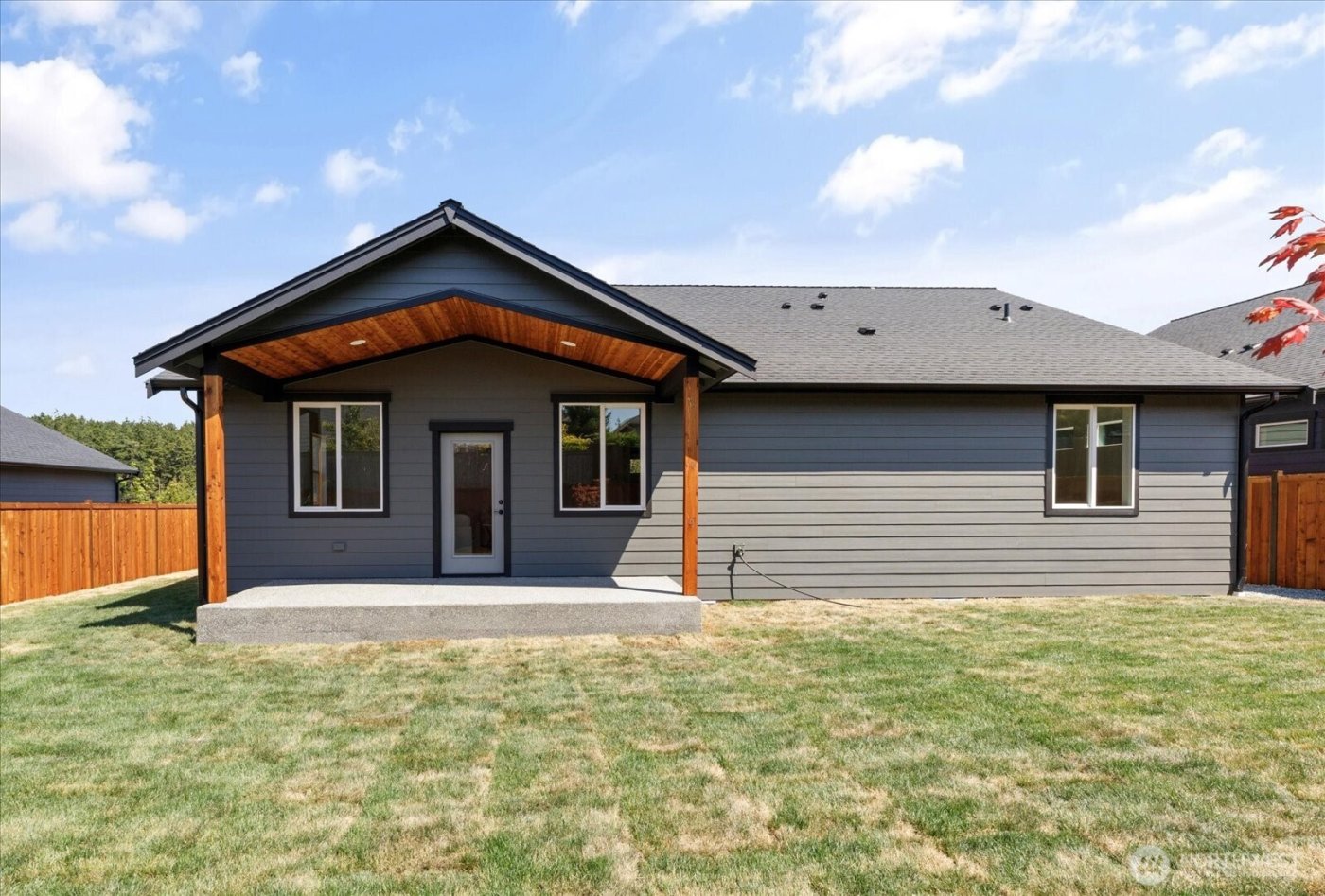 900 NW Shire Street , Oak Harbor, WA 98277