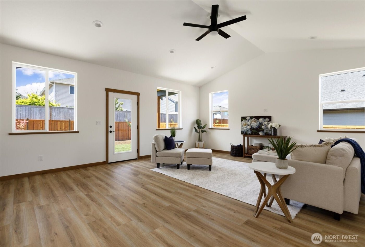 900 NW Shire Street , Oak Harbor, WA 98277