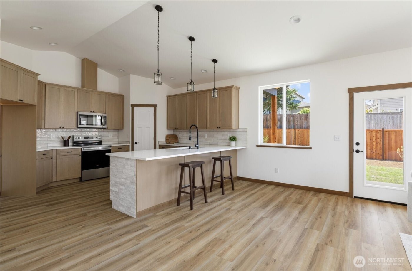 900 NW Shire Street , Oak Harbor, WA 98277