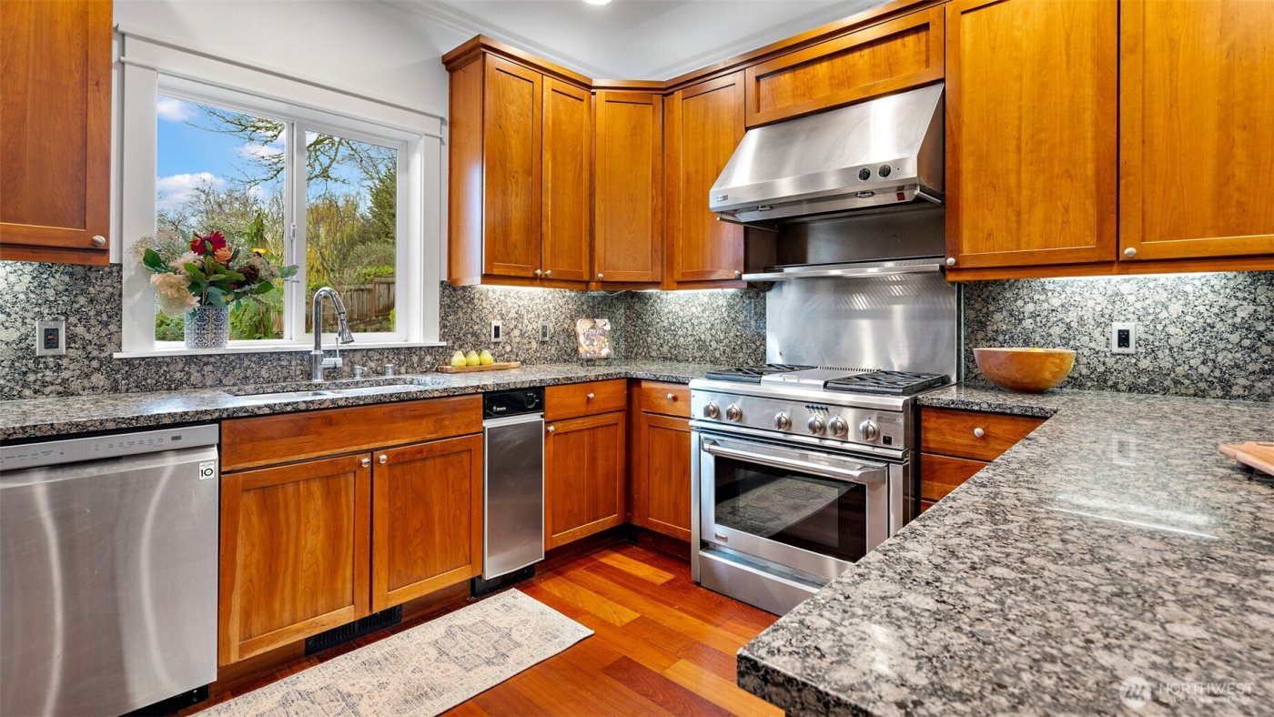 2372 Douglas Drive NE, Bainbridge Island, WA 98110