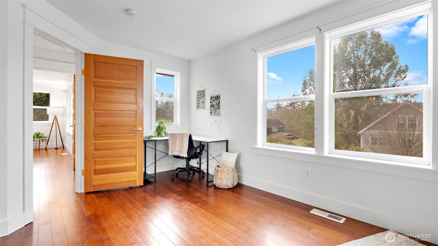 2372 Douglas Drive NE, Bainbridge Island, WA 98110