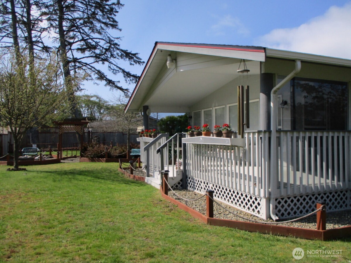 448 Octopus Avenue NE, Ocean Shores, WA 98569