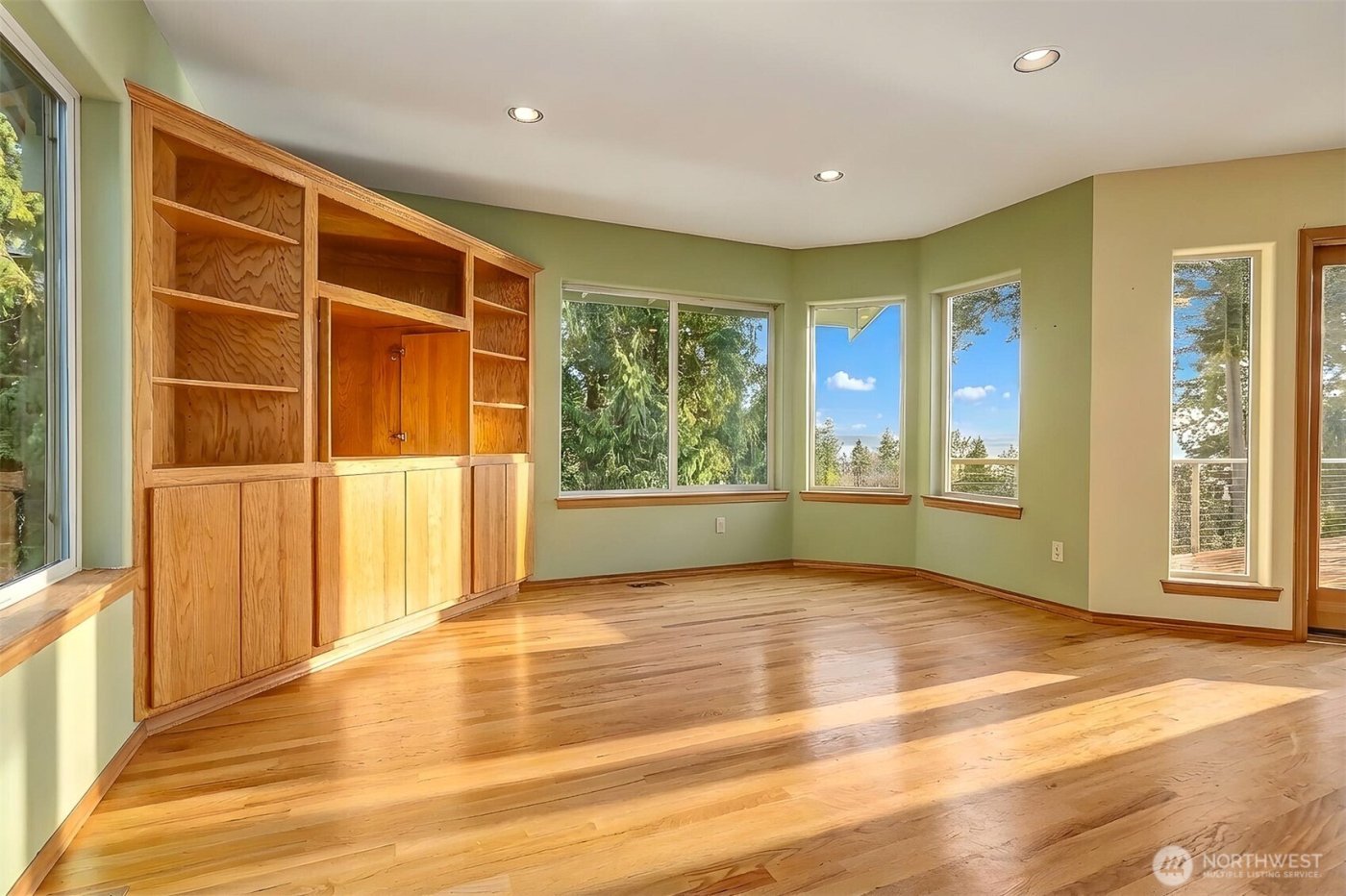 2710 Viewcrest Avenue , Everett, WA 98203