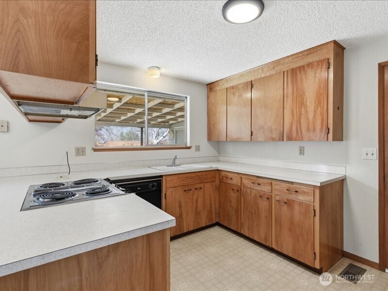 702 West Ridge Drive , Omak, WA 98841