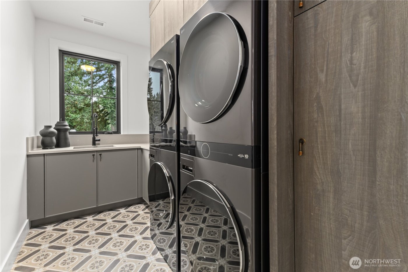 10789 SE 10th Street , Bellevue, WA 98004