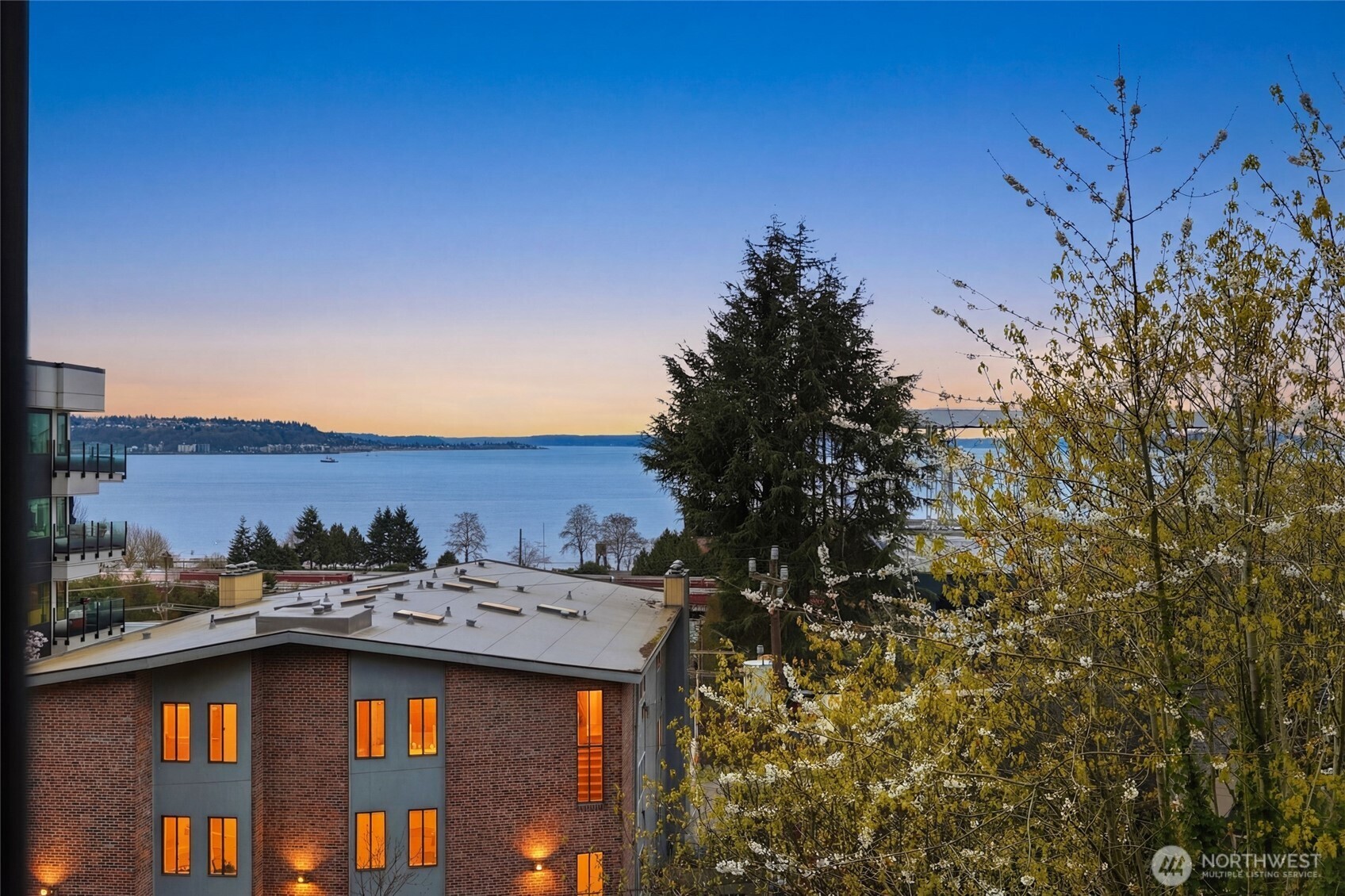 620 W Mercer Place #2B, Seattle, WA 98119