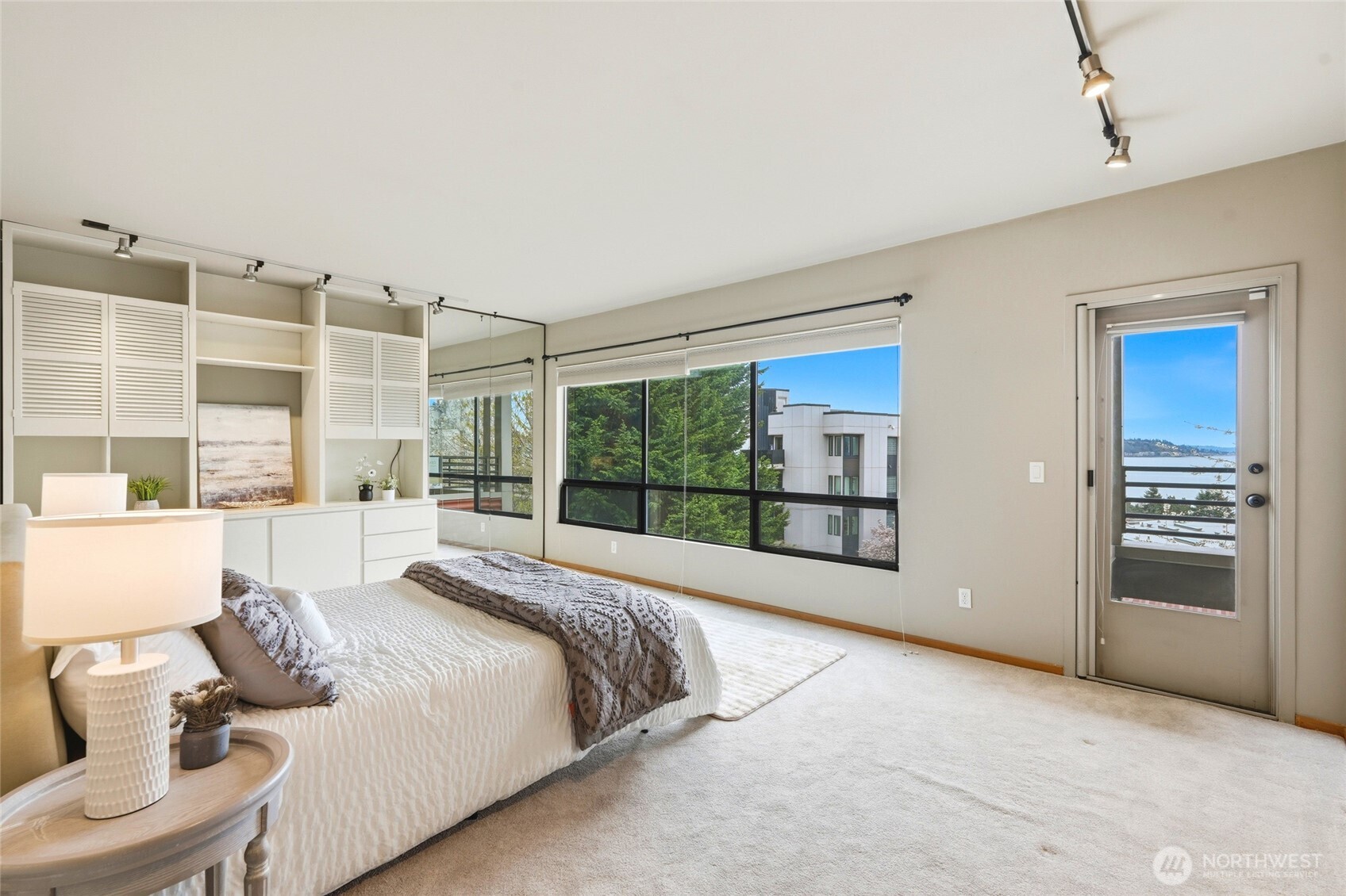 620 W Mercer Place #2B, Seattle, WA 98119