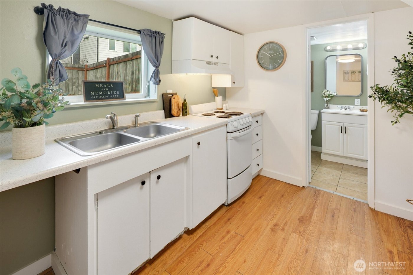 920 N 102nd Street , Seattle, WA 98133