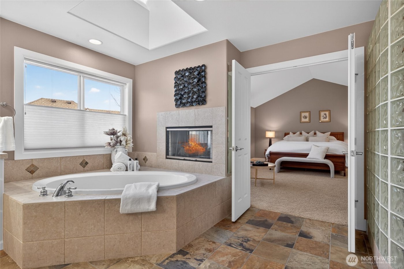 25902 NE 1st Place , Sammamish, WA 98074-3477