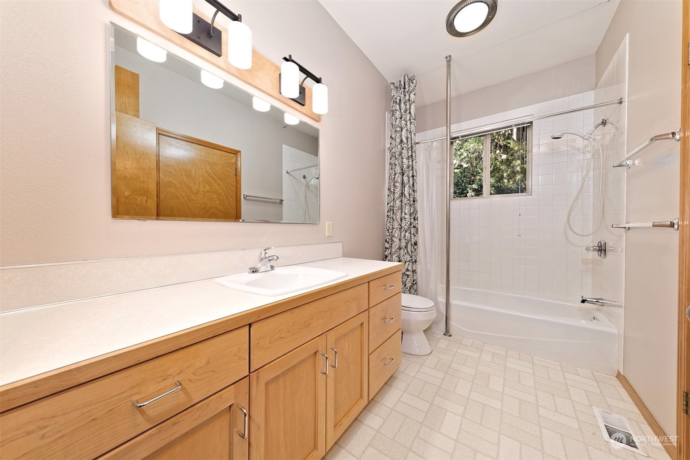 898 SE Dahman Road , Shelton, WA 98584