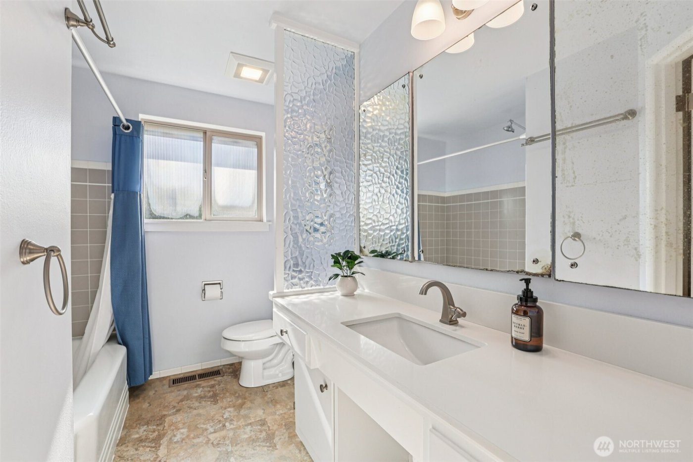 11537 Corliss Avenue N, Seattle, WA 98133-8534