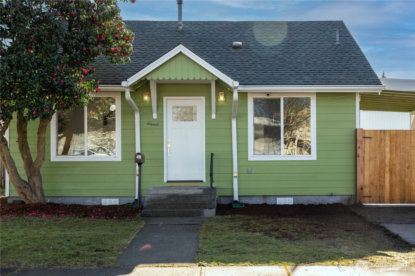 418 W Main , Puyallup, WA 98371-5324