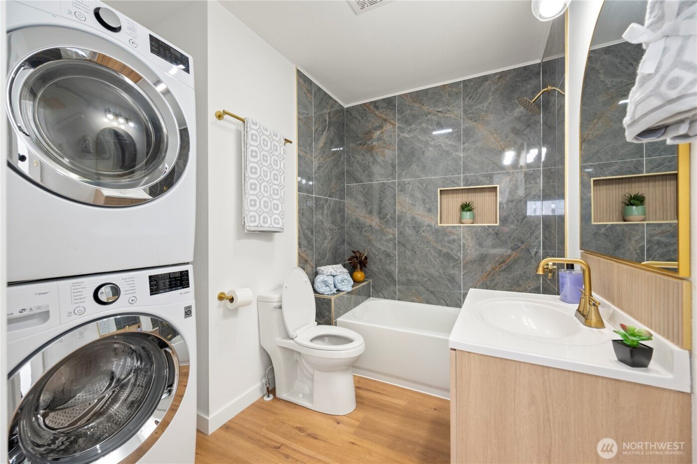 418 W Main , Puyallup, WA 98371-5324