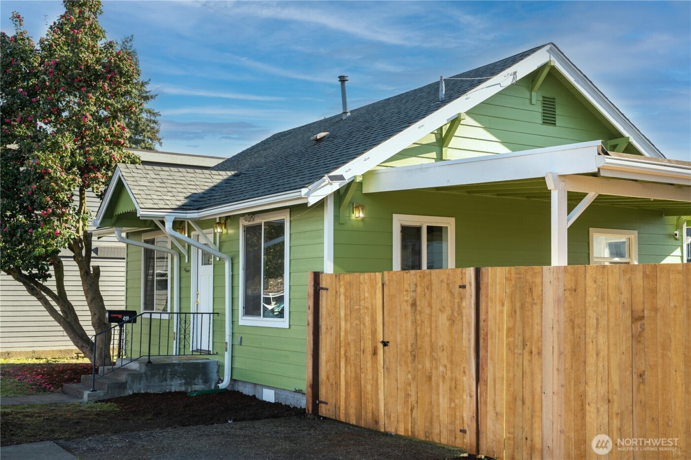 418 W Main , Puyallup, WA 98371-5324