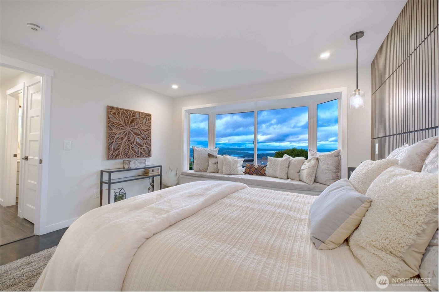 13901 Somerset Lane SE, Bellevue, WA 98006