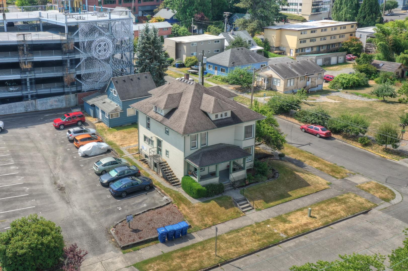 906 Adams St SE
