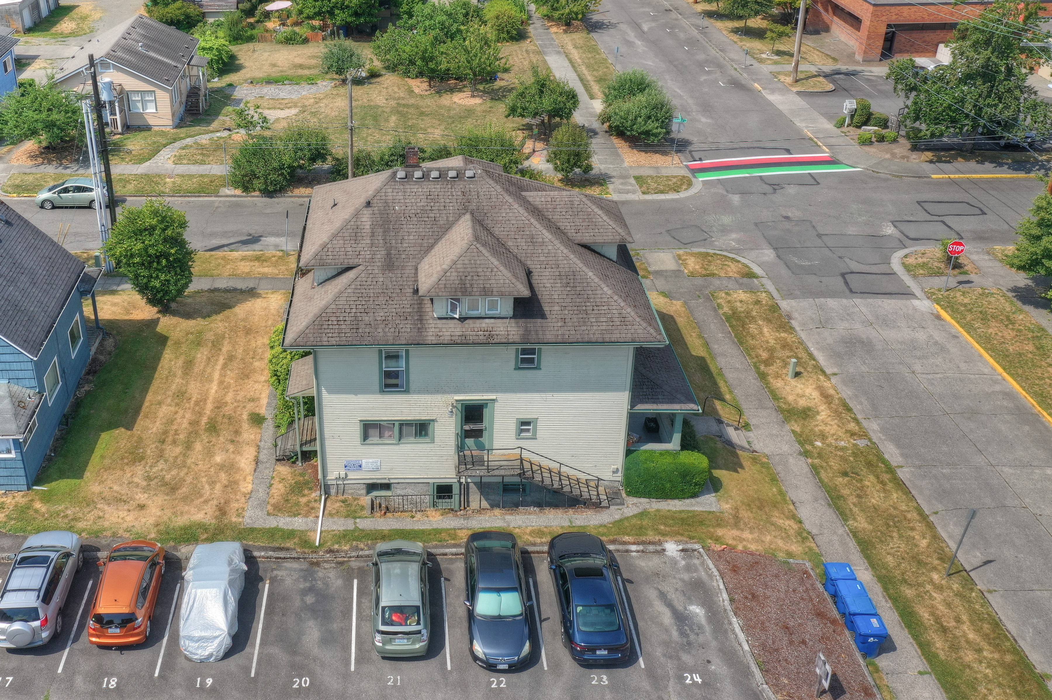 906 Adams St SE