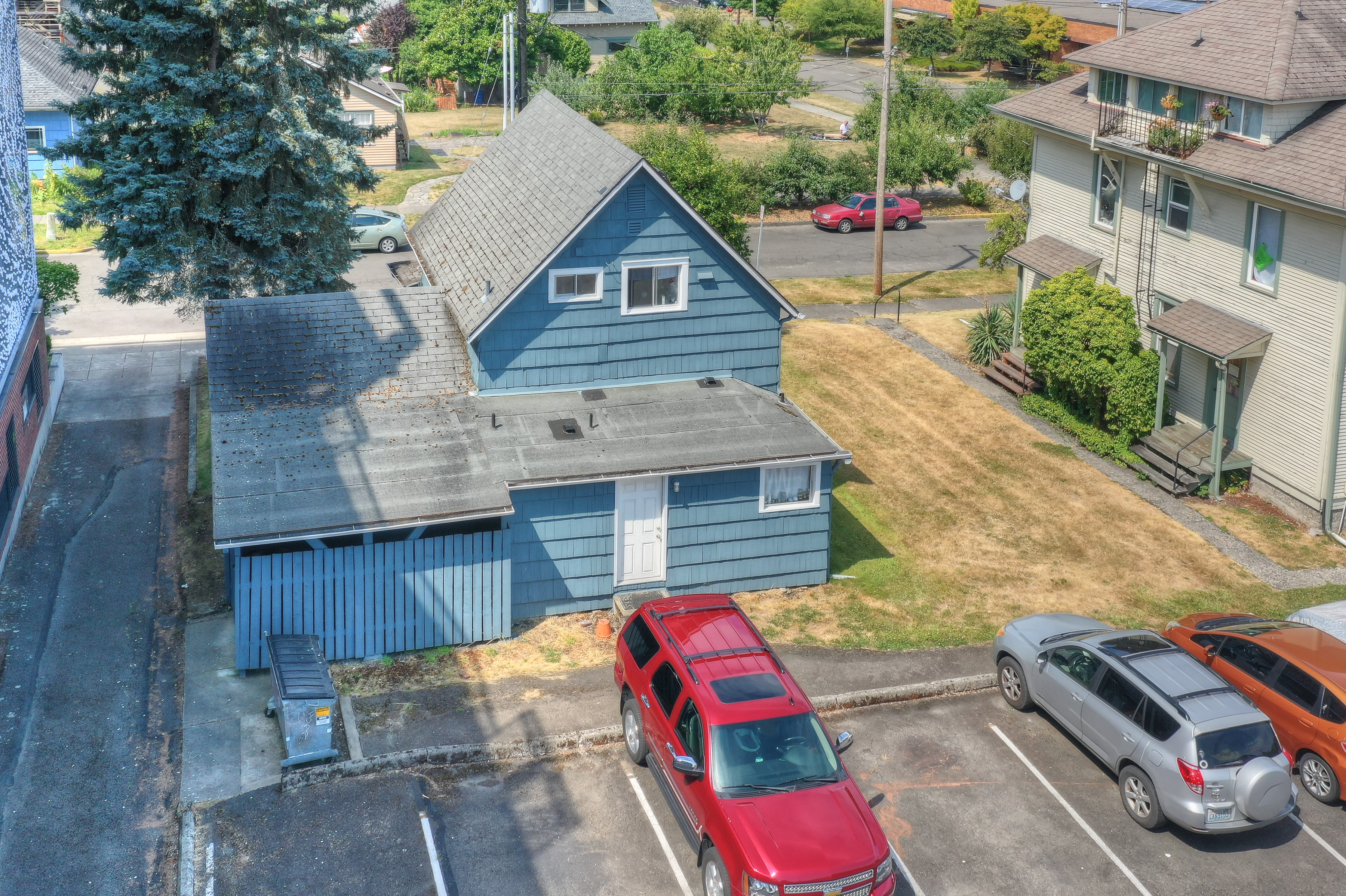 906 Adams St SE
