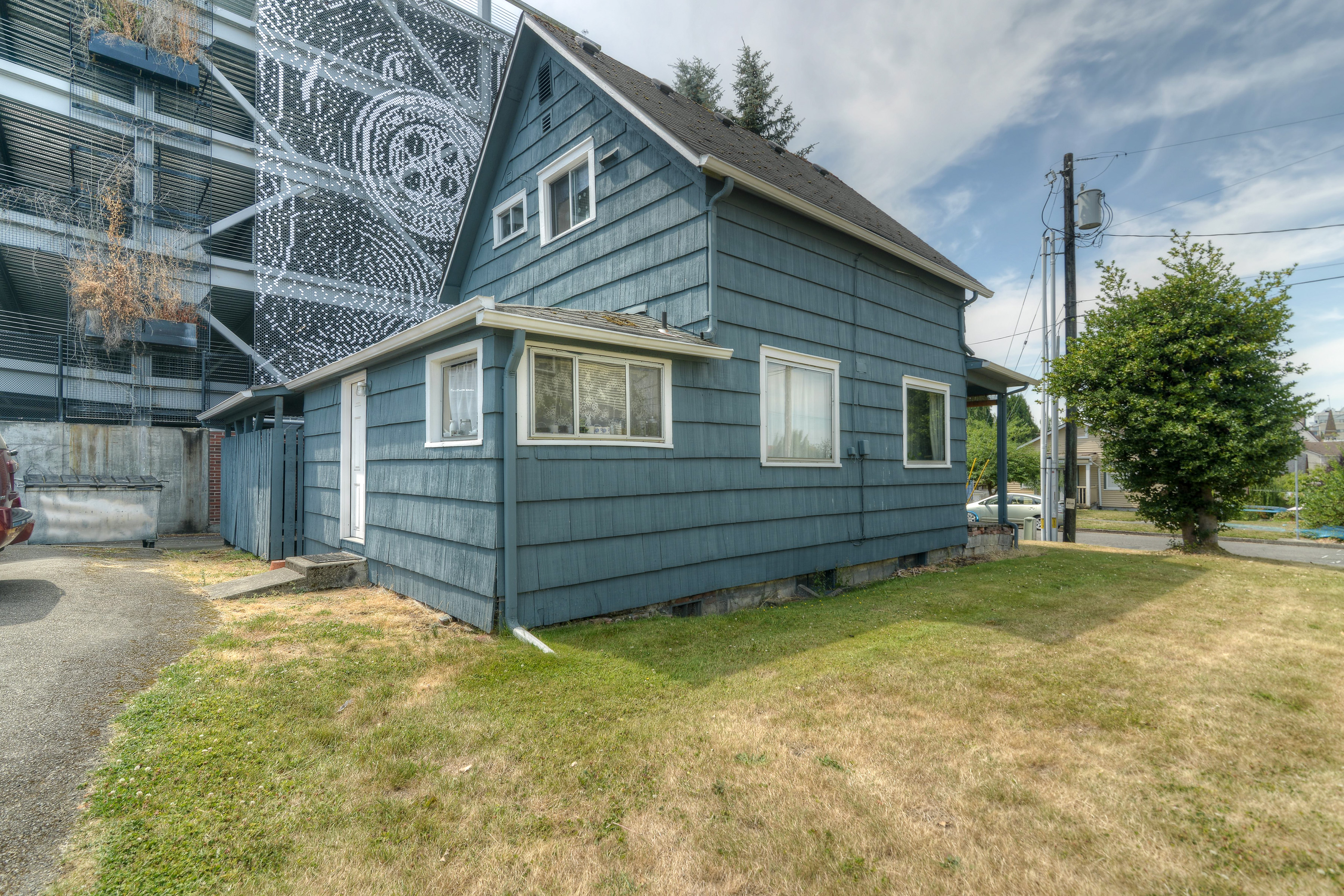 906 Adams St SE