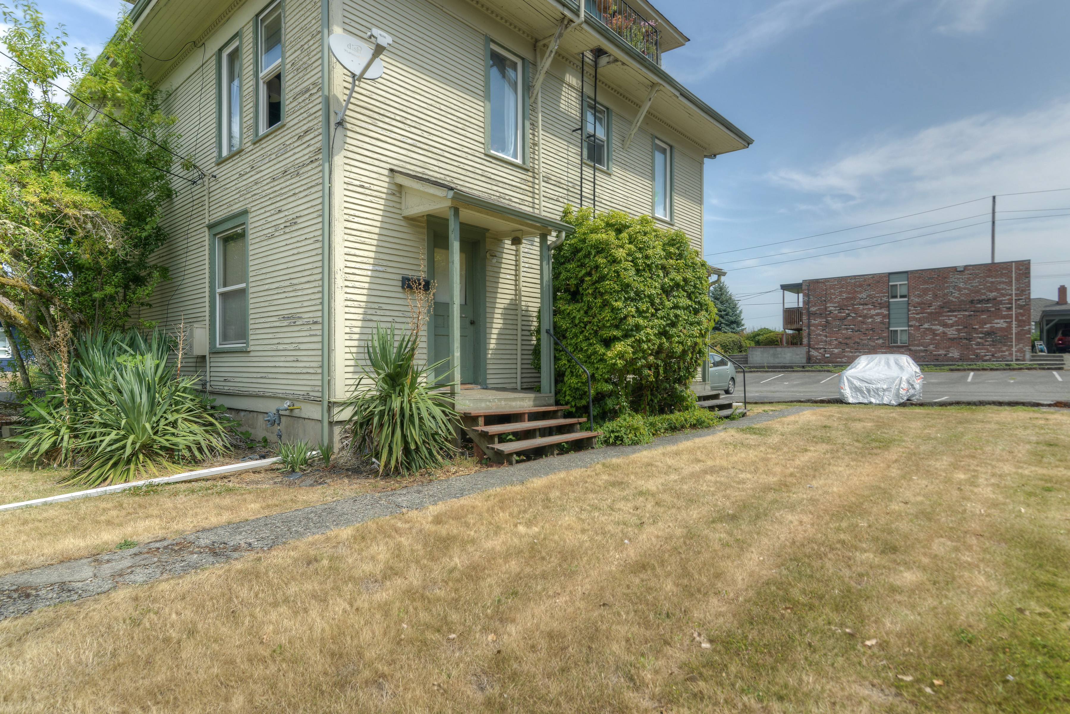 906 Adams St SE