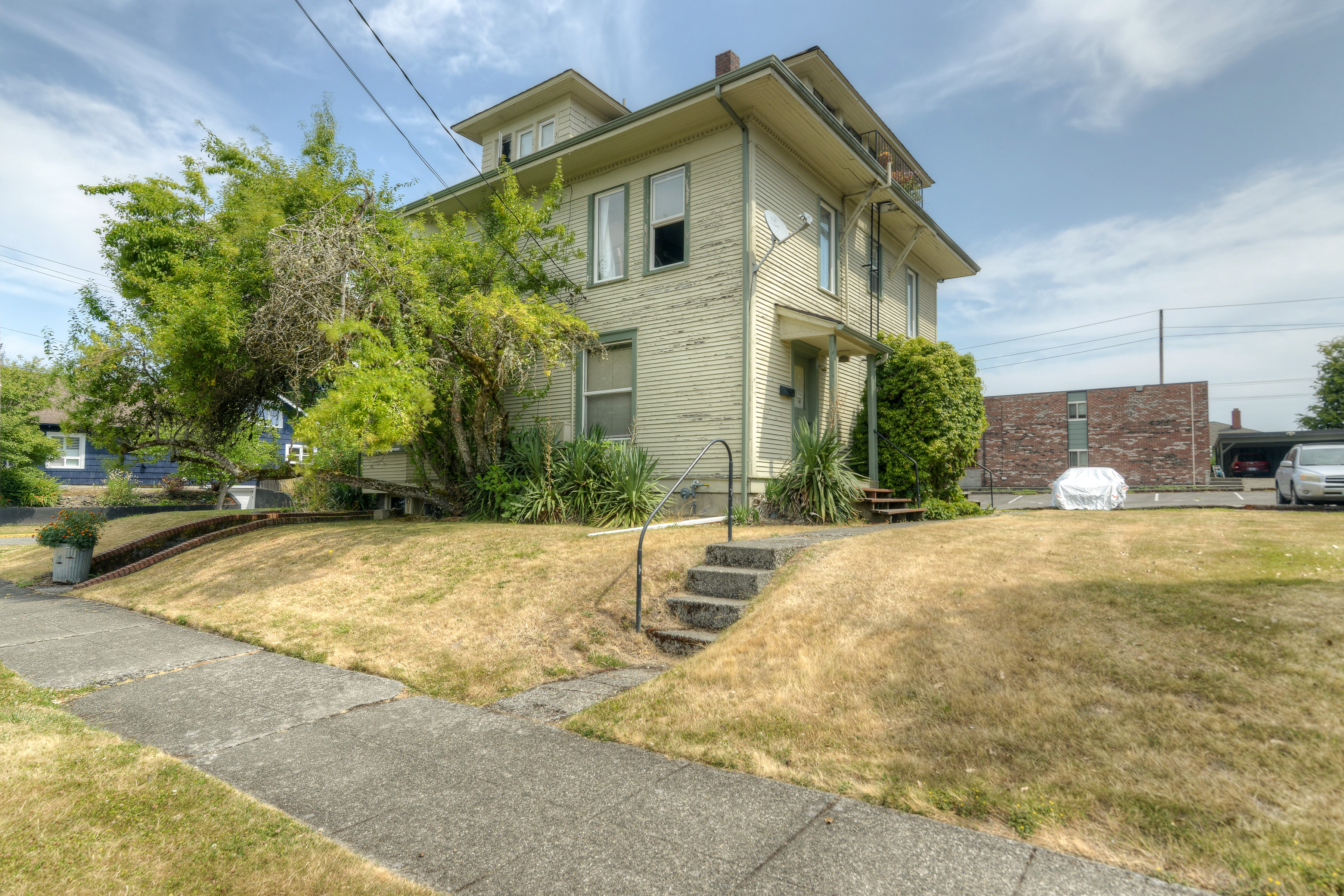 906 Adams St SE