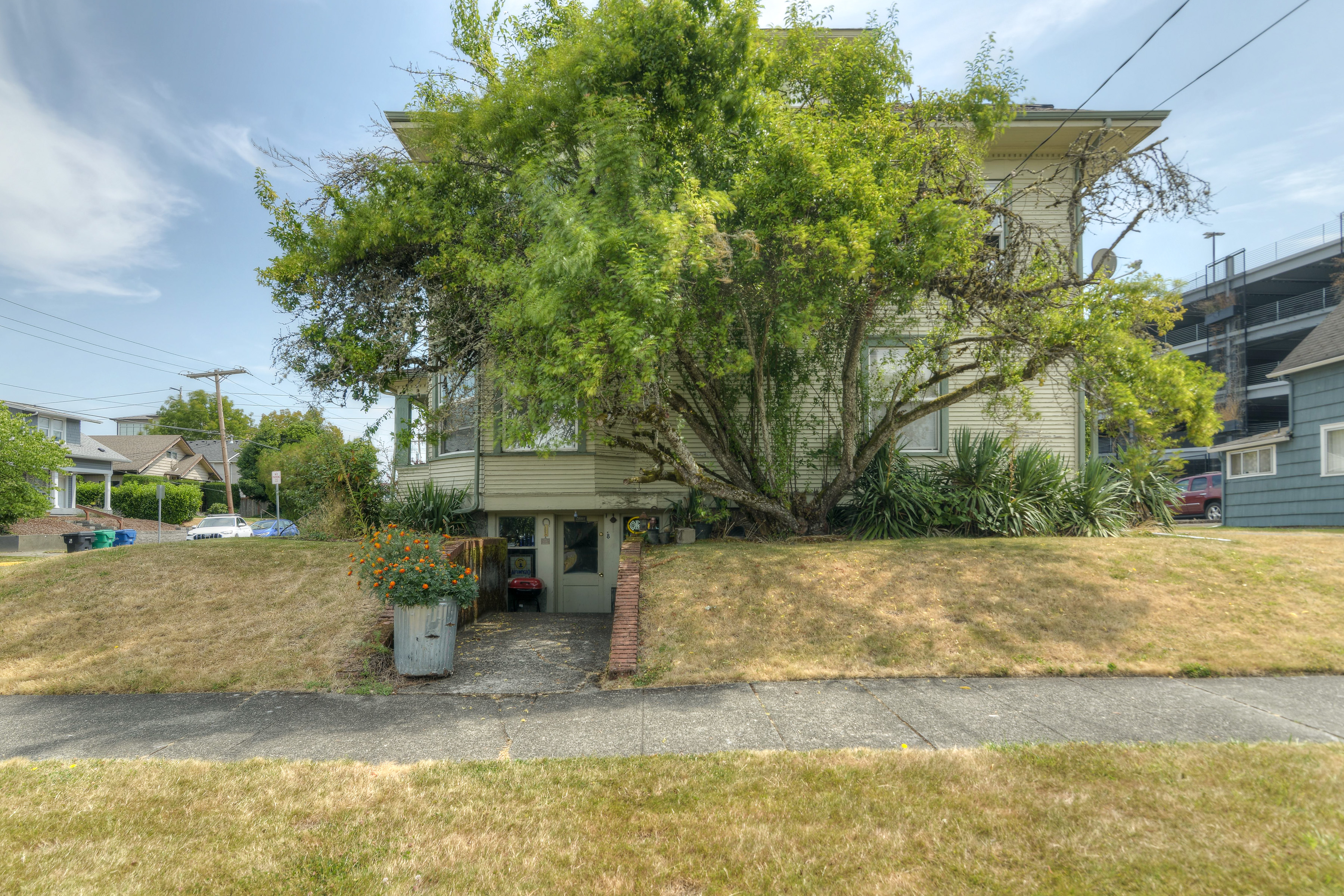 906 Adams St SE