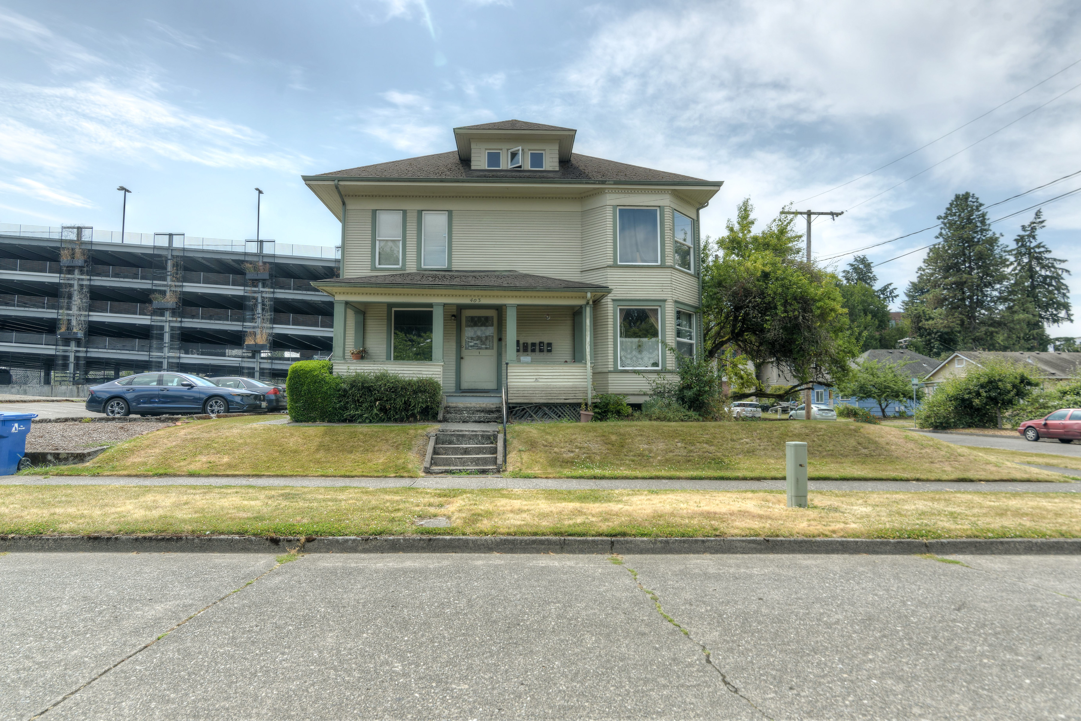 906 Adams St SE