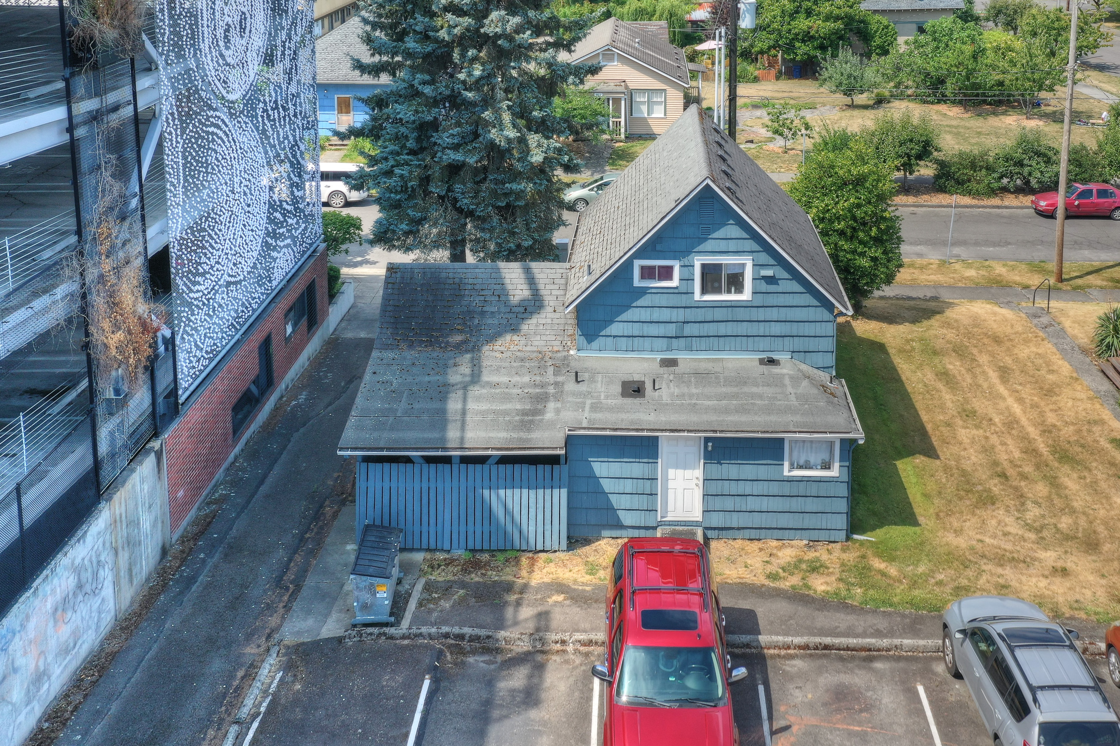 906 Adams St SE