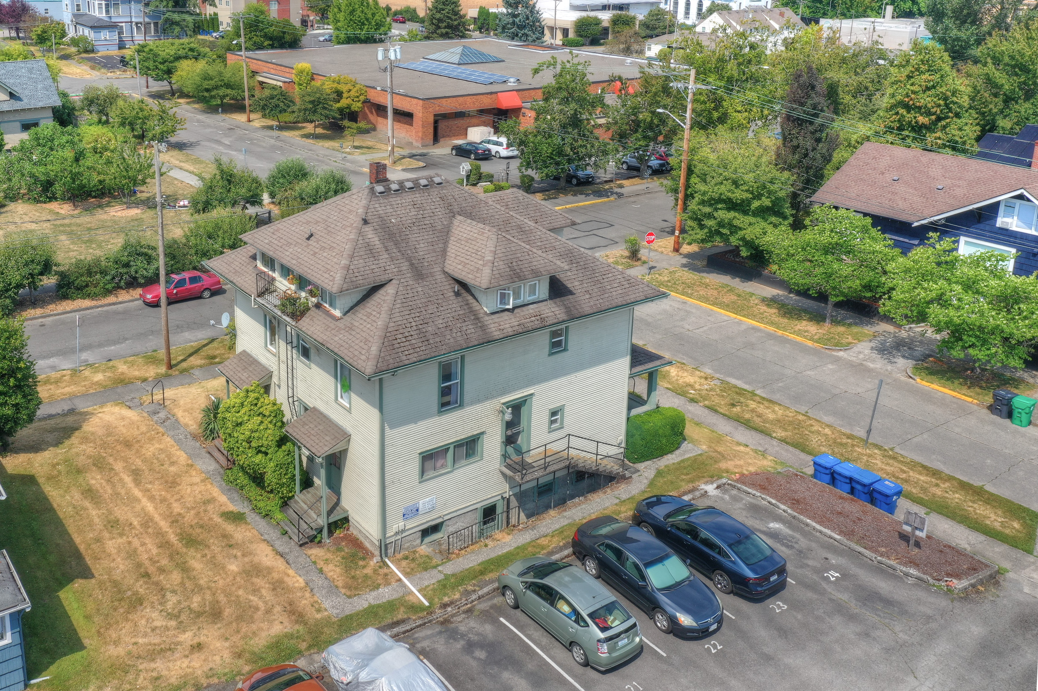 906 Adams St SE