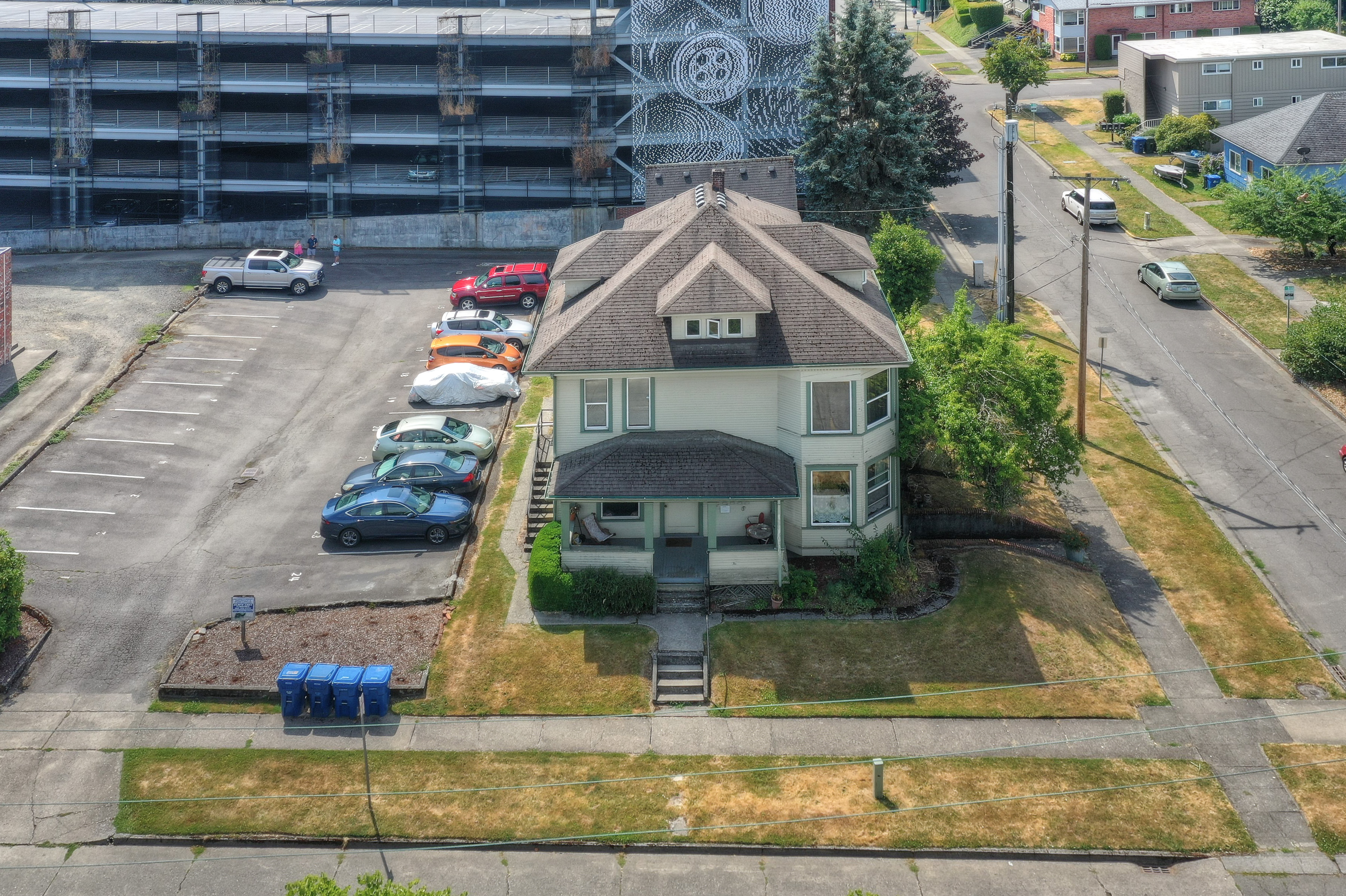 906 Adams St SE