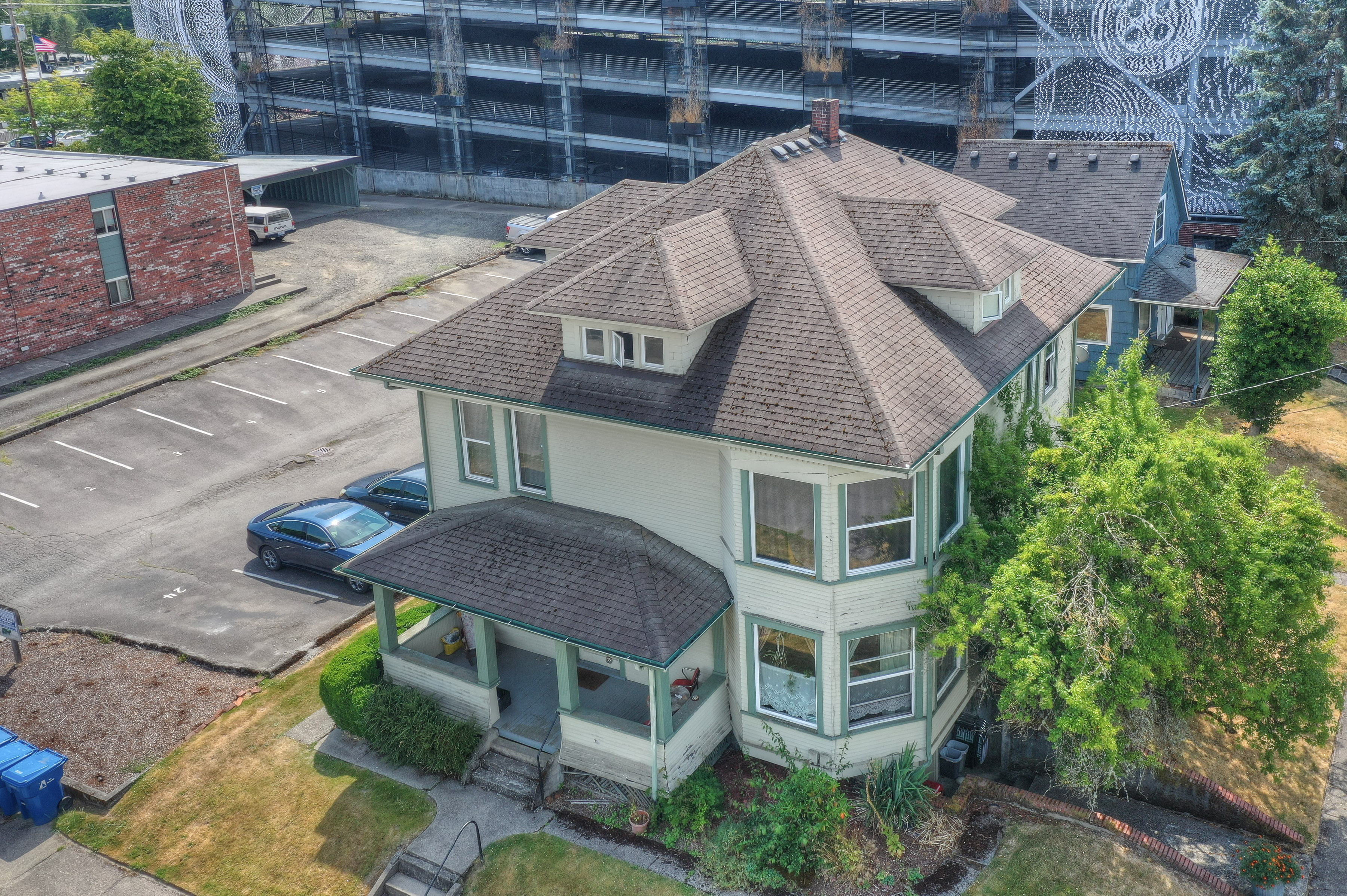 906 Adams St SE