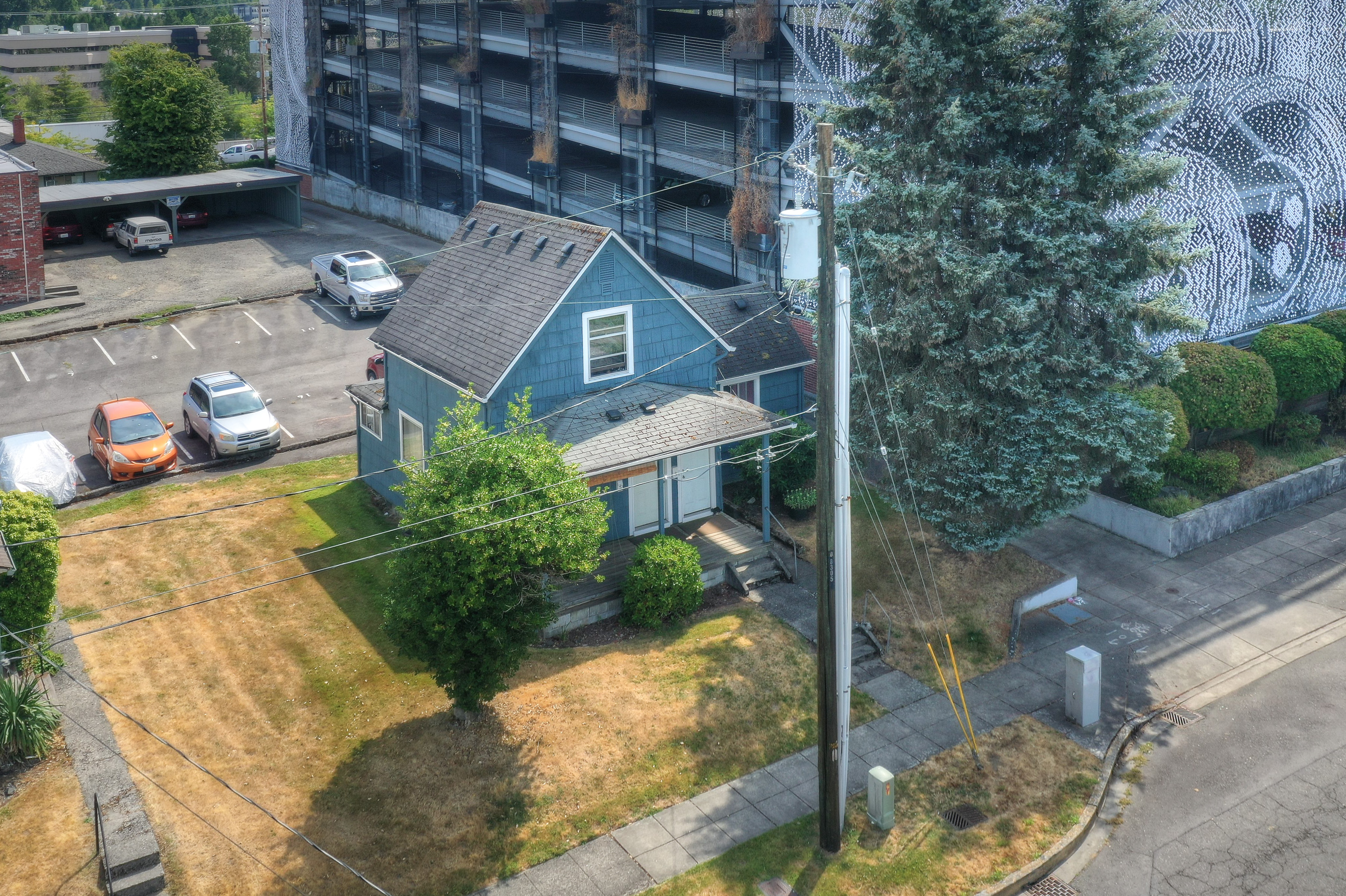 906 Adams St SE