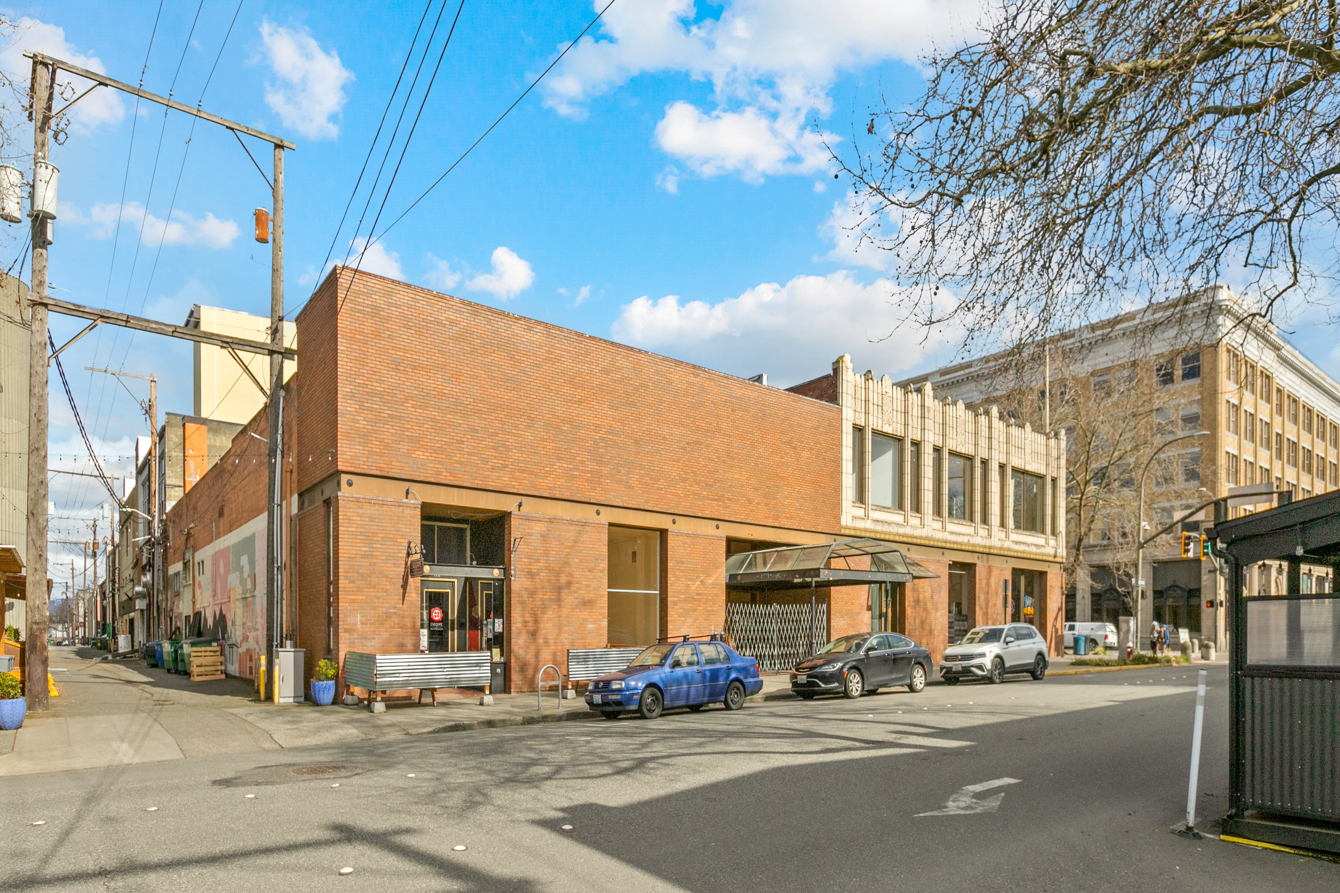 114 W Holly St