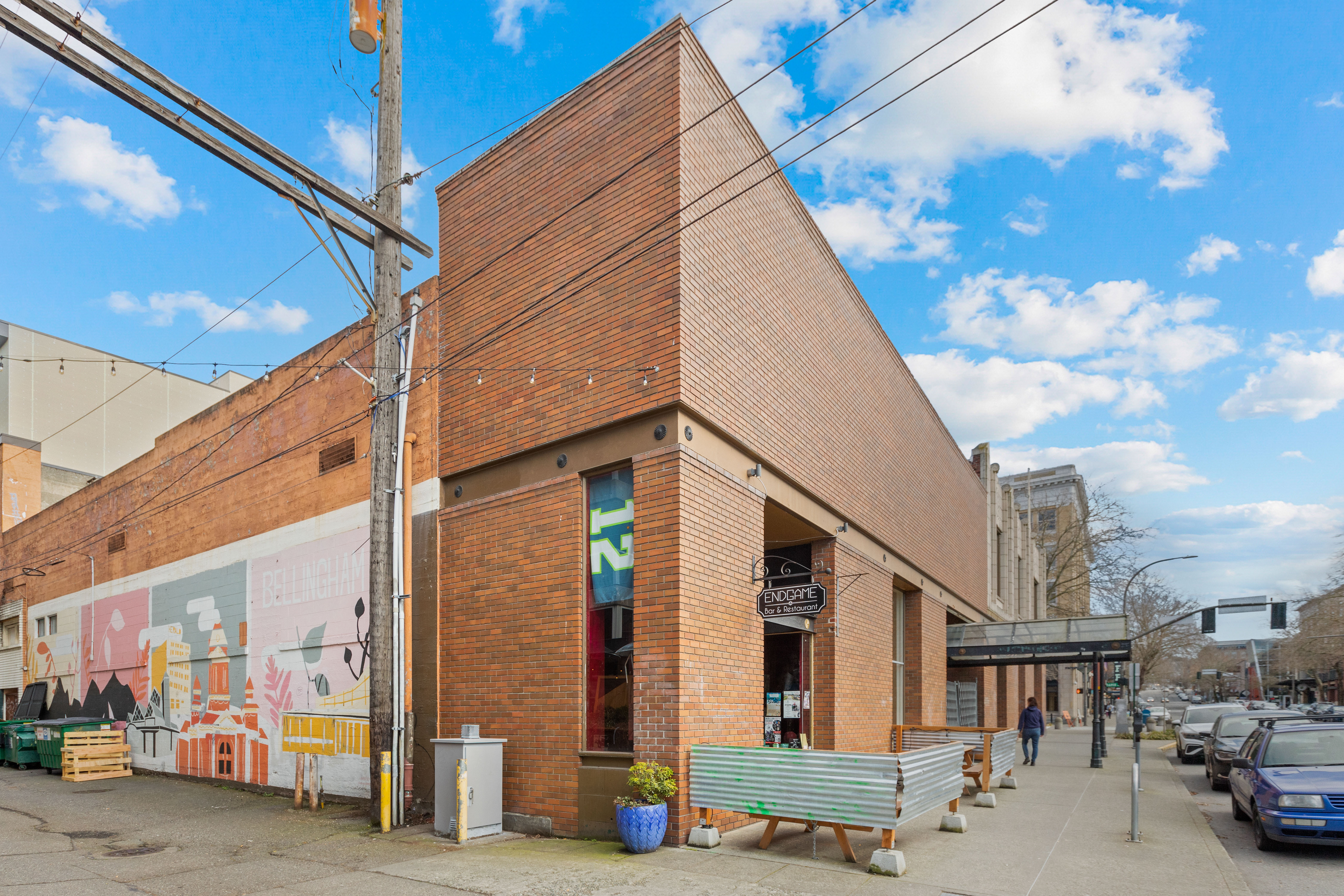 114 W Holly St