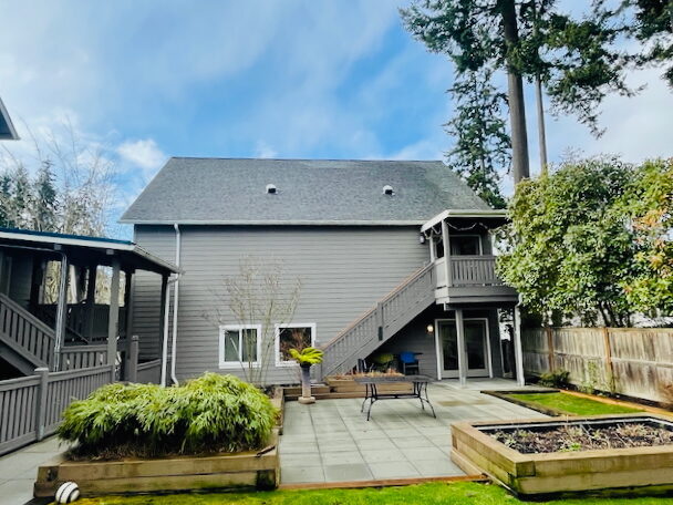 250 Madrona Way NE 110 & 220