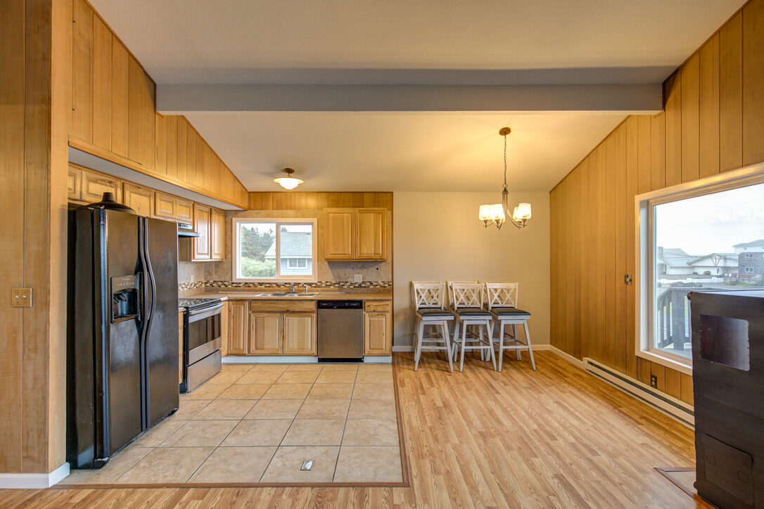 798 Ocean Shores Blvd NW