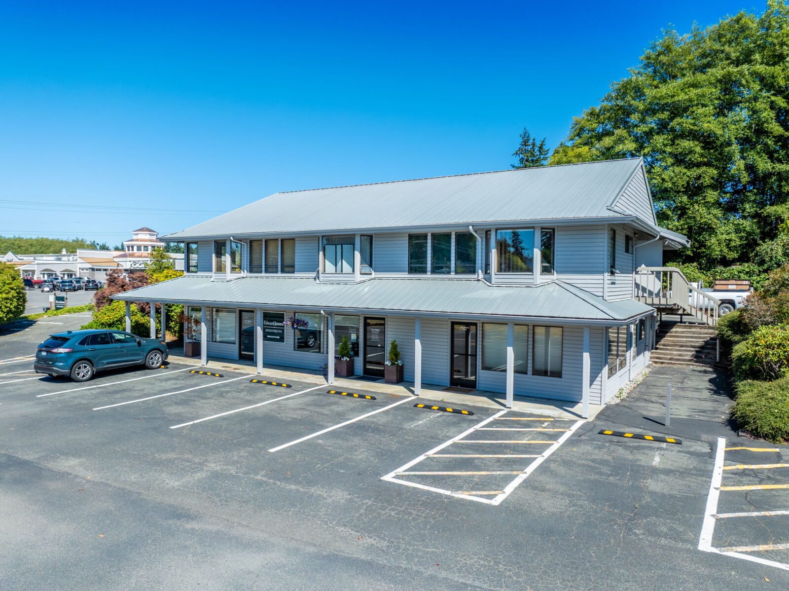 1592 Main St
