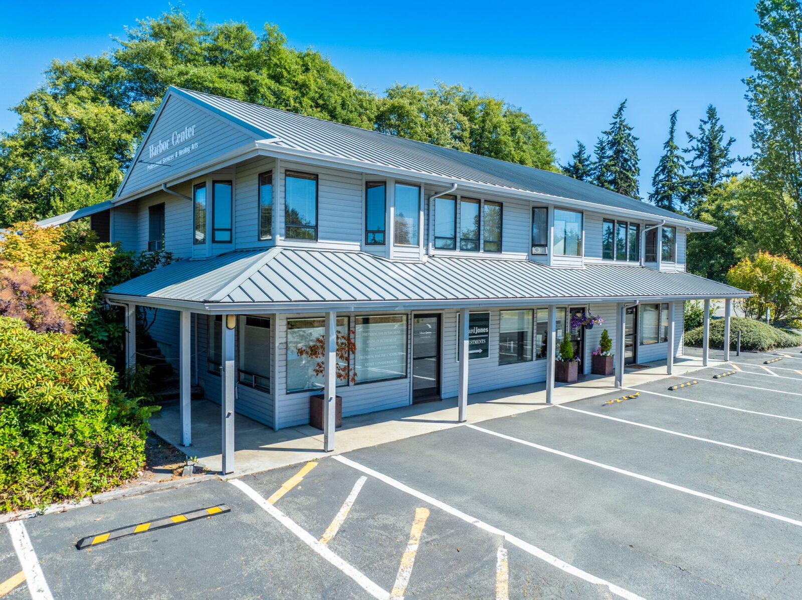 1592 Main St