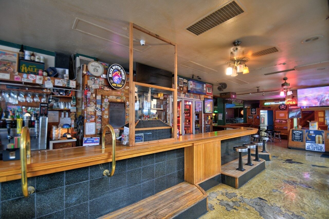 210 4th Ave E