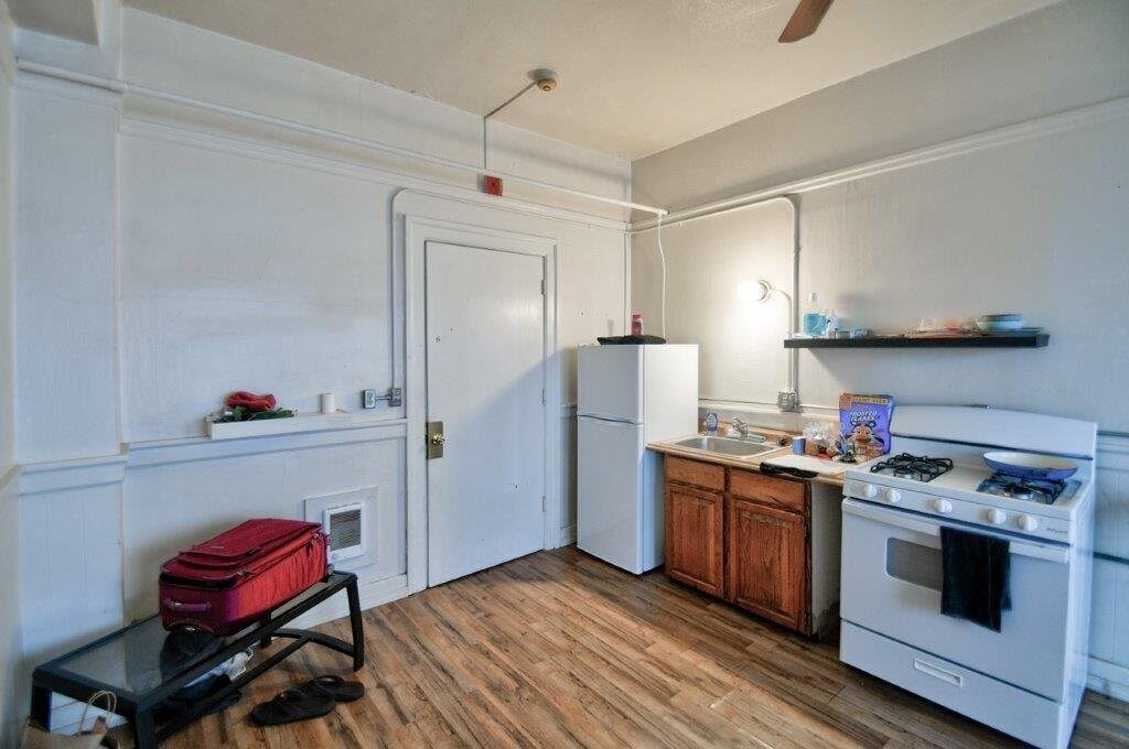 210 4th Ave E