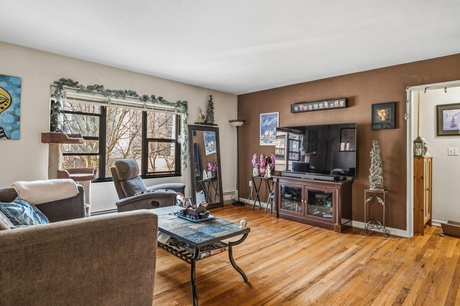 804 James St