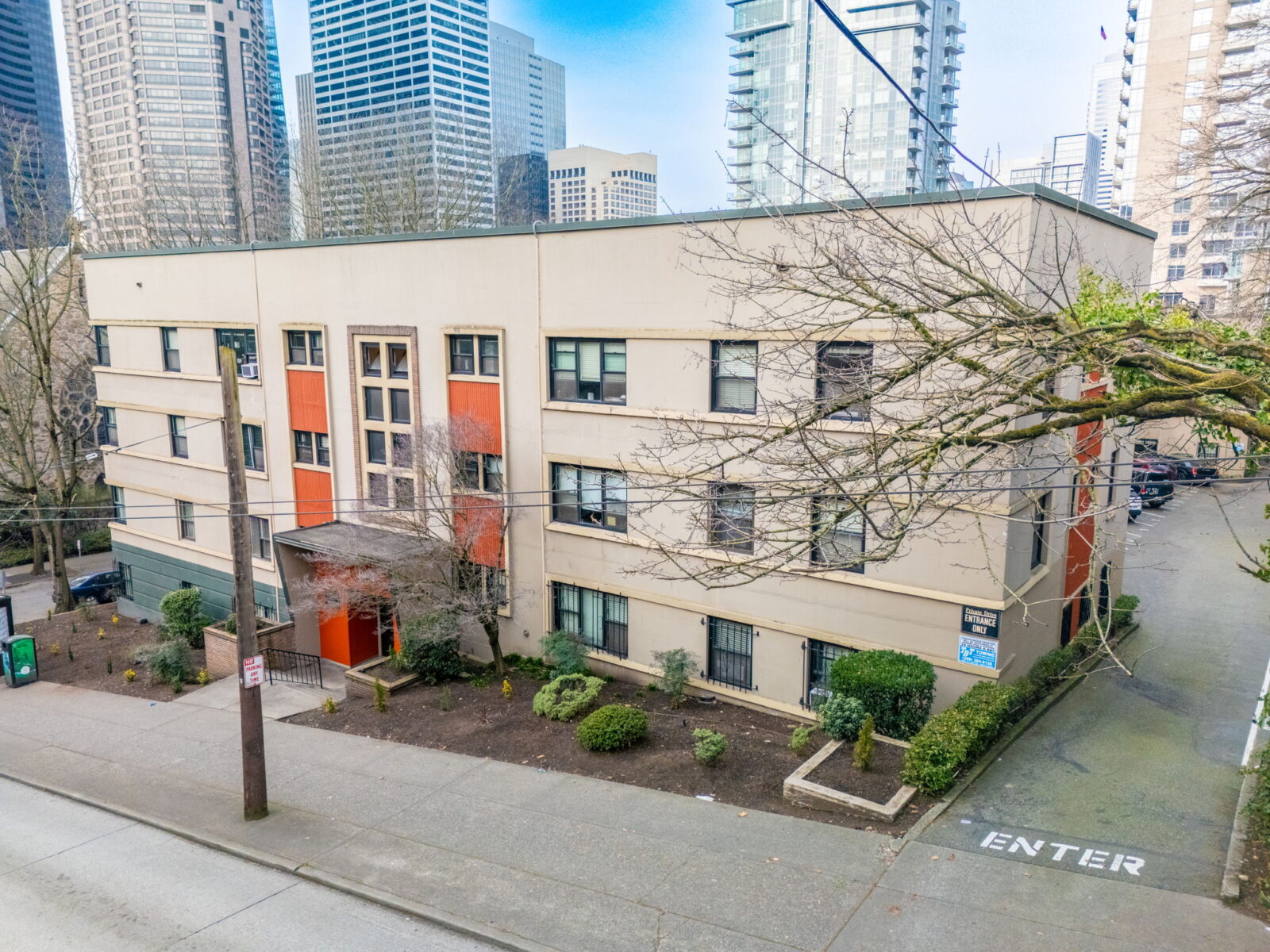 804 James St