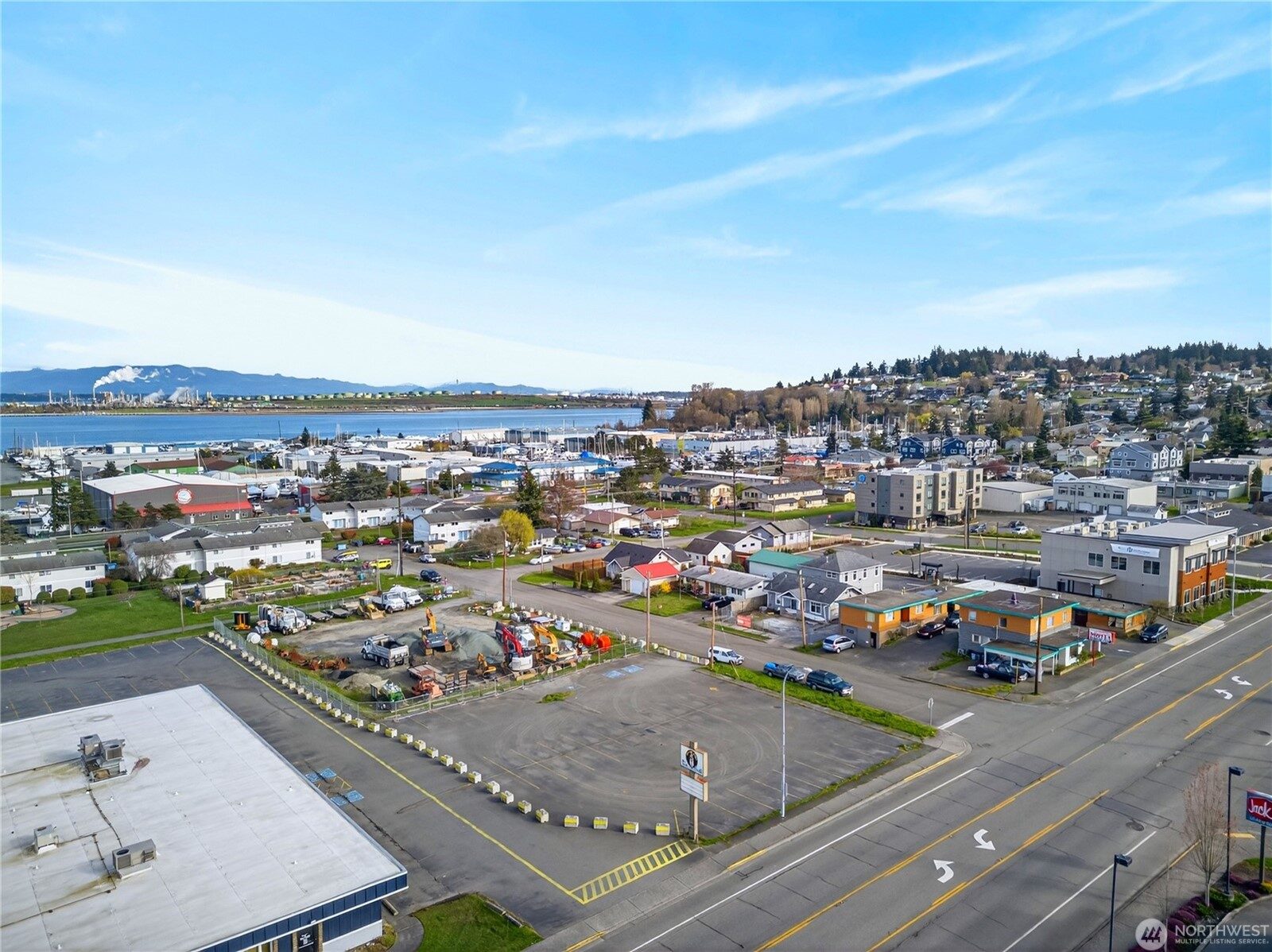 2821 Commercial Ave