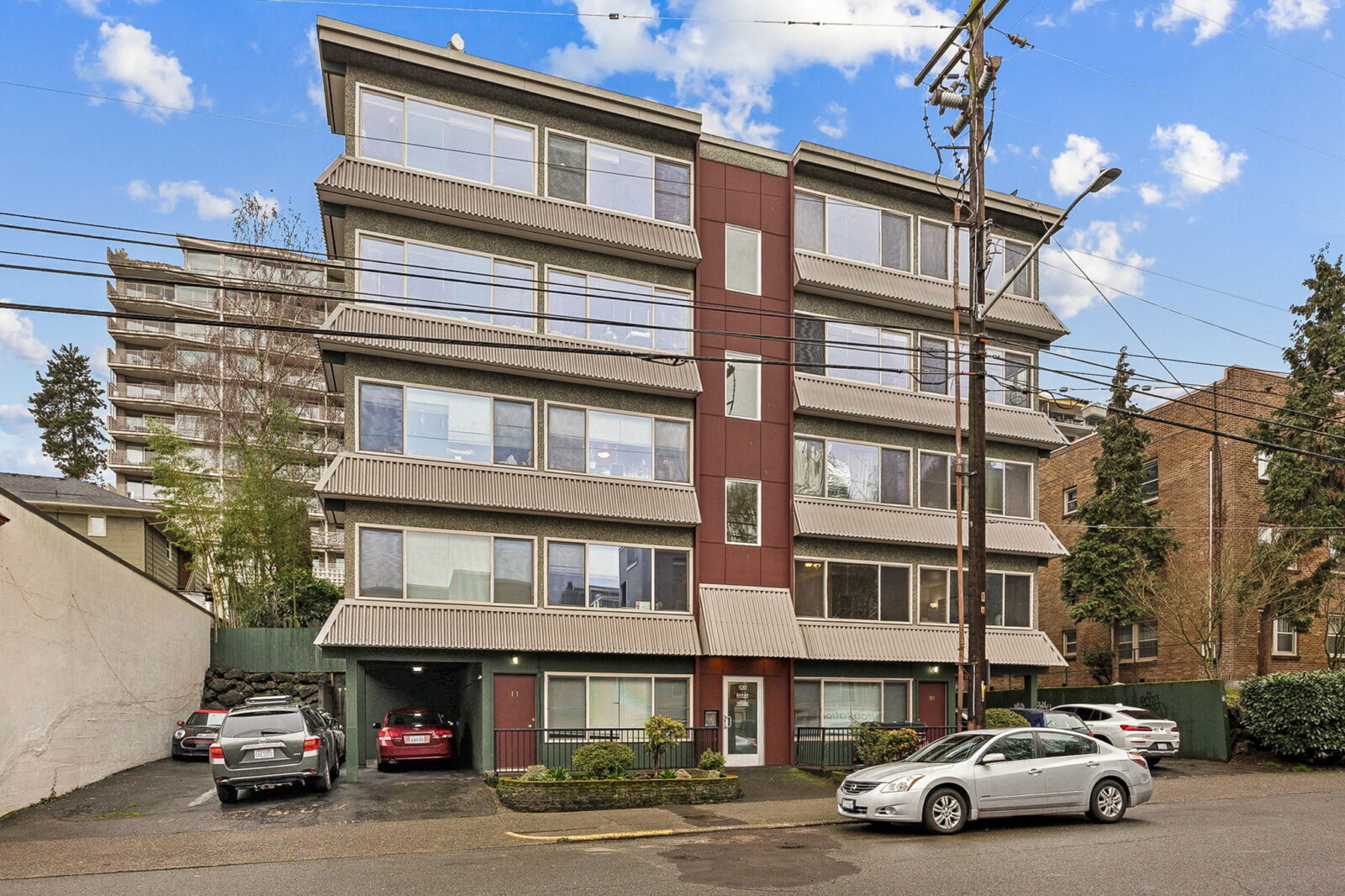 520 Summit Ave E