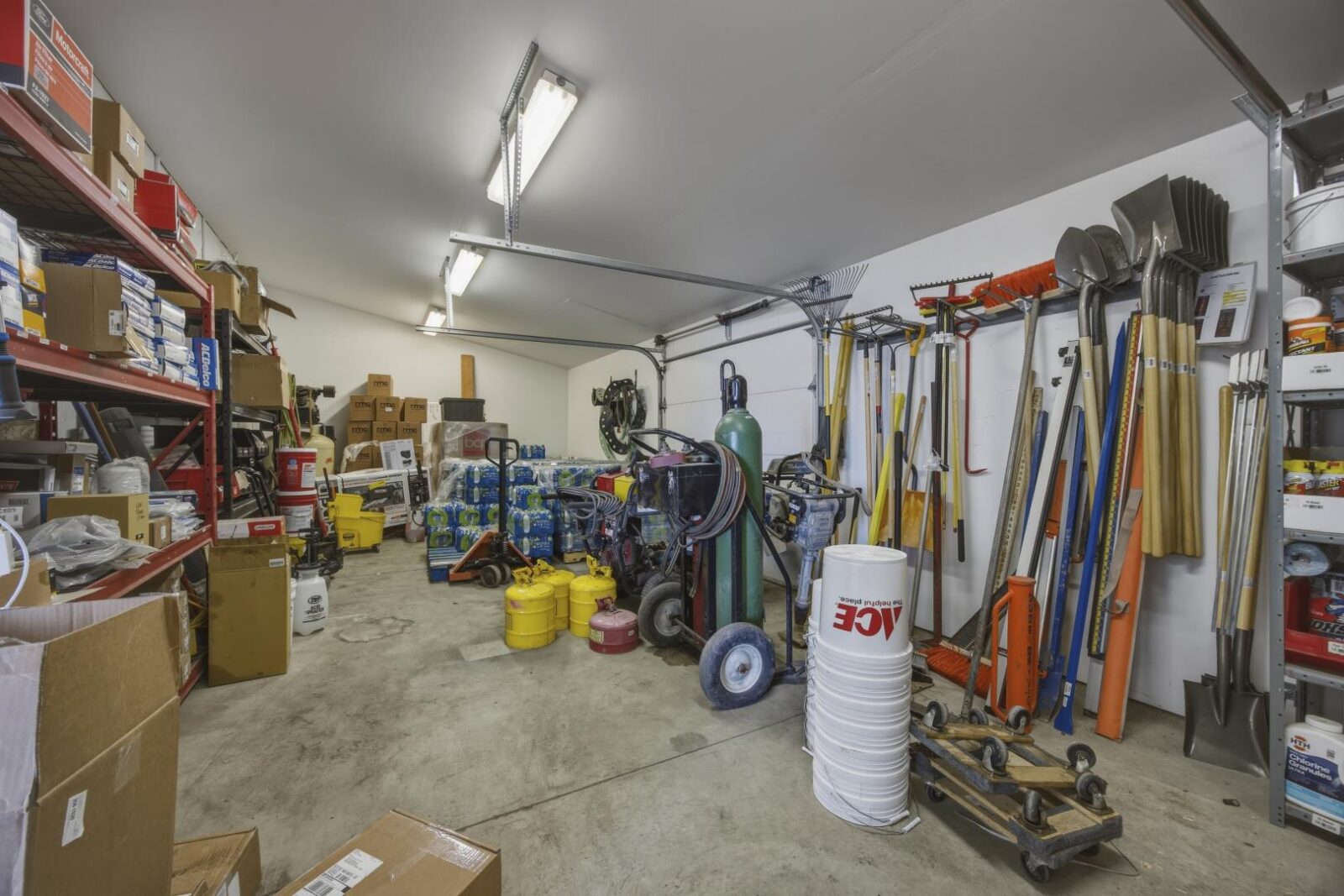 2213 Henderson Loop